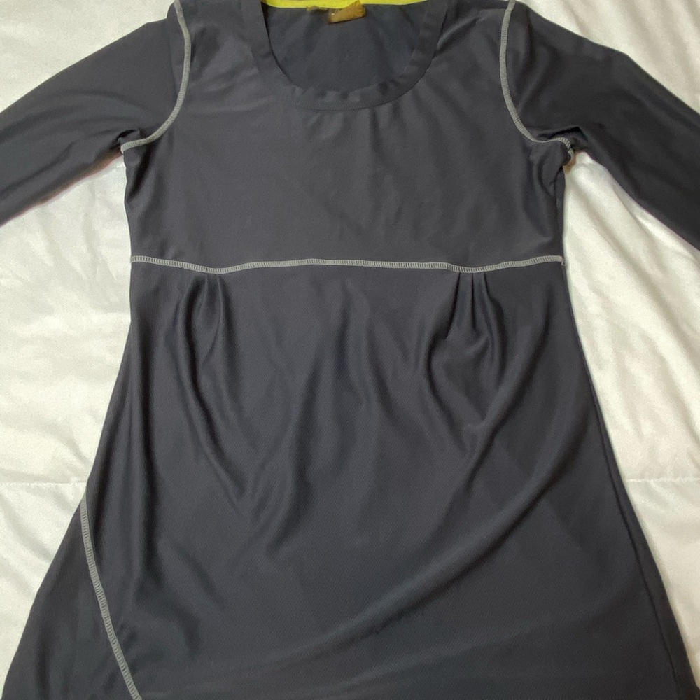 Athletic long sleeve top
